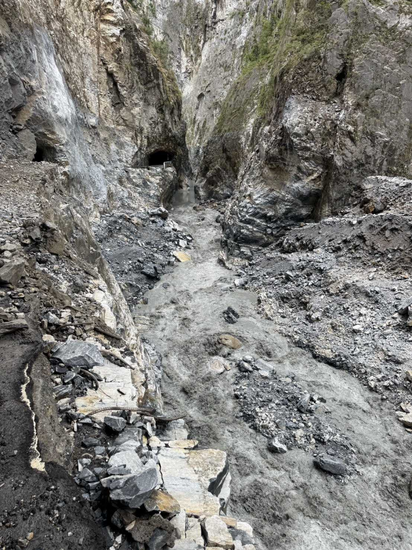 燕子口堰塞湖壩體已幾乎完全潰決。(圖/林業及自然保育署花蓮分署提供)