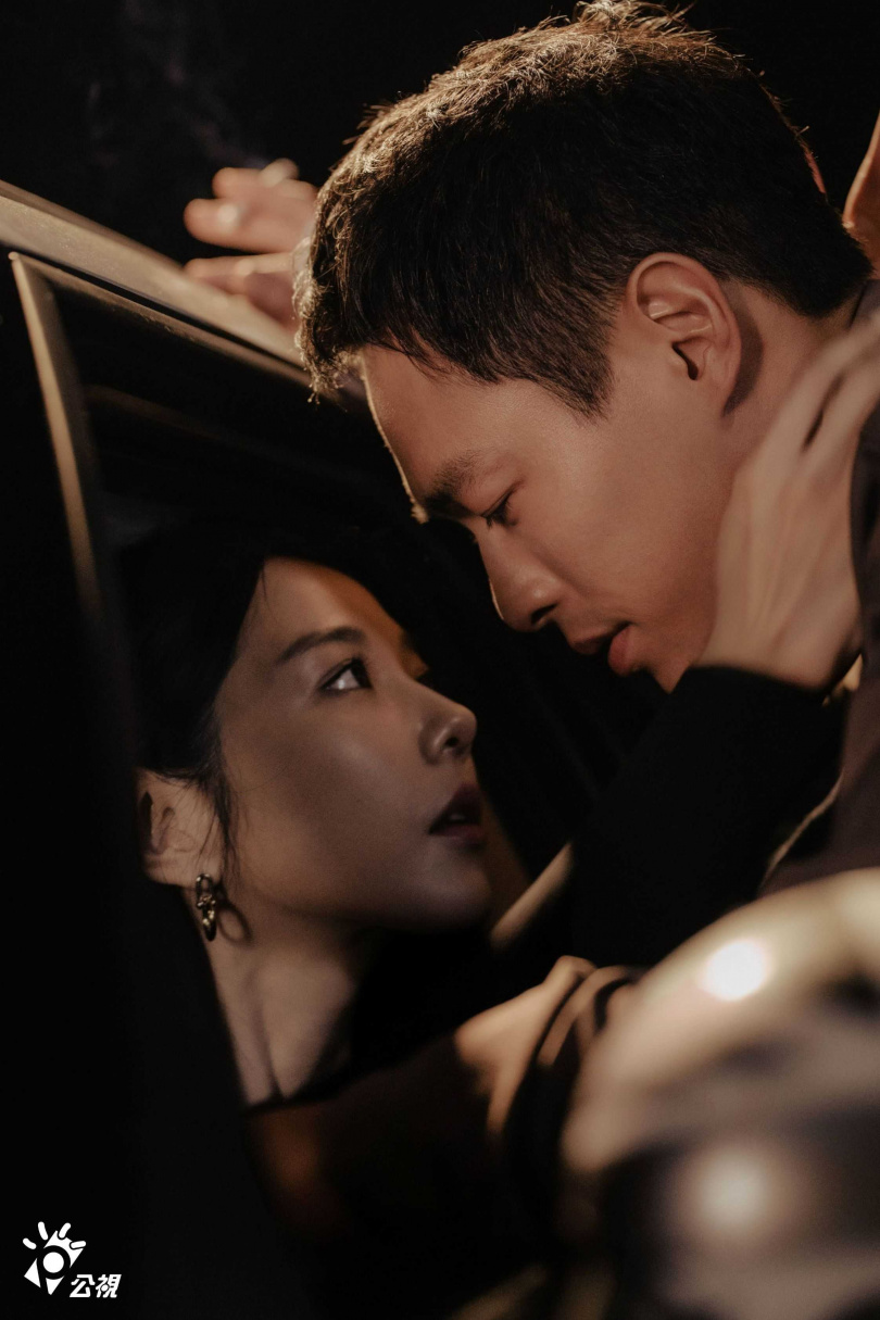 邵雨薇(左)笑稱隔著車窗的勾引戲很困難，因為脖子會很酸。（圖／女王傳播、瀚草文創）