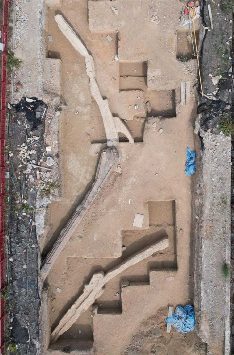 疑似清代道路「牛車路」空拍圖,可以看見以三合土遺構做為邊界。(圖/文資處提供)