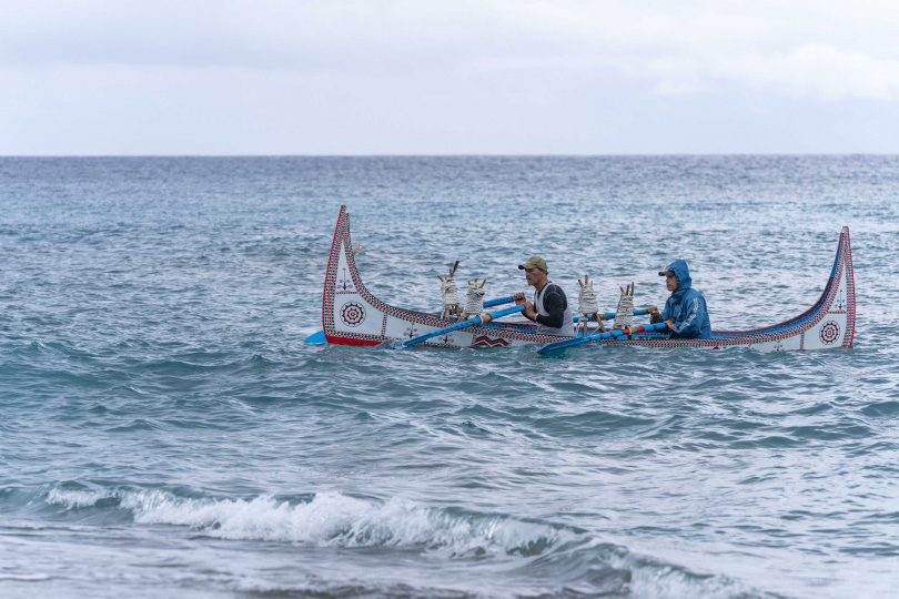夏曼・藍波安父子啟動拼板舟旅程,以行動承載部落記憶與海洋智慧。(圖/目宿媒體提供)