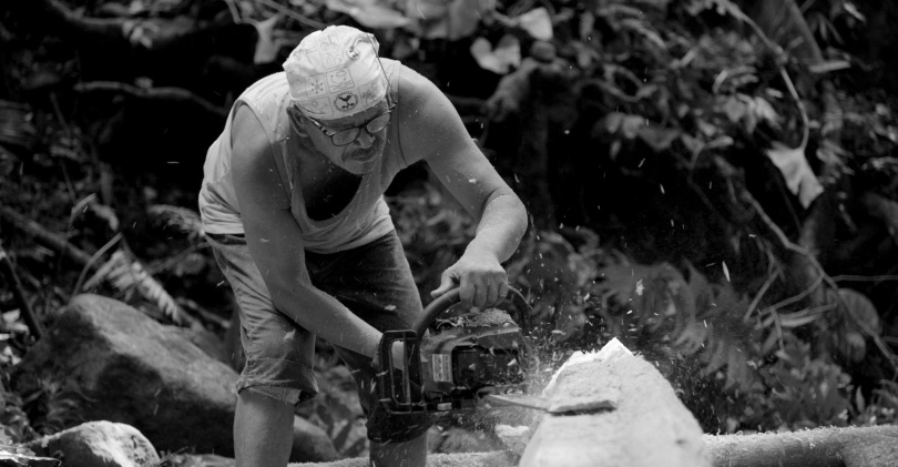 夏曼・藍波安自父親身上習得達悟部落傳統伐木造舟技能。(圖/目宿媒體提供)