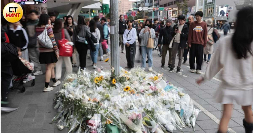 「台北暴徒」事件現場捷運中山站有不少民眾獻花悼念亡者。(圖/黃耀徵攝)