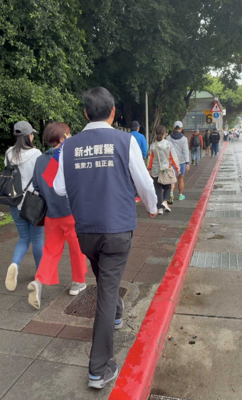 新北市議員林國春在「台北暴徒」事件後親身搭乘捷運並觀察旅客氛圍。(圖/翻攝自林國春臉書)