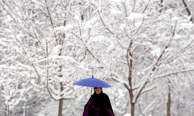 南韓多地發布寒波警報，通勤民眾在刺骨寒風中全副武裝趕路。