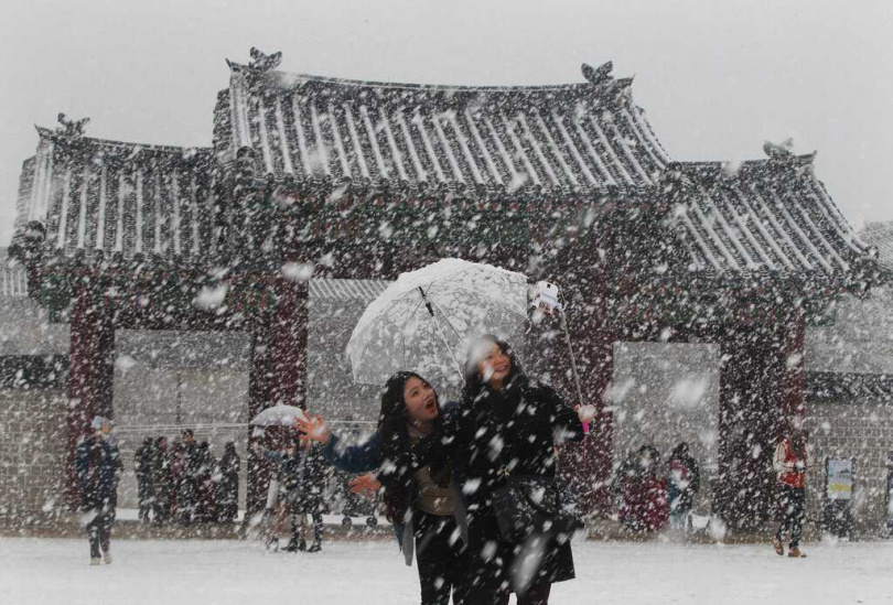 南韓多地發布寒波警報，通勤民眾在刺骨寒風中全副武裝趕路。