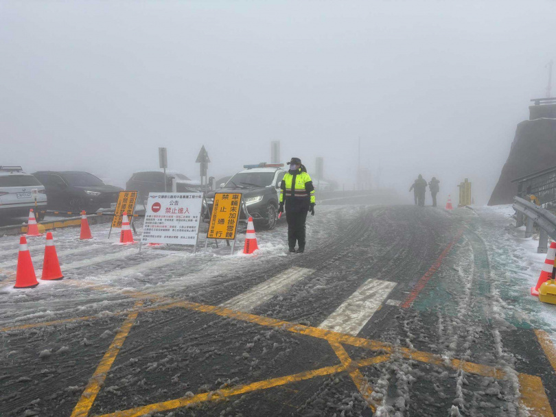 小編發現「警察小姐姐」在雪地執行交通管制「冷到動不了」。(圖/翻攝自臉書/「中橫路況交通資訊站」)
