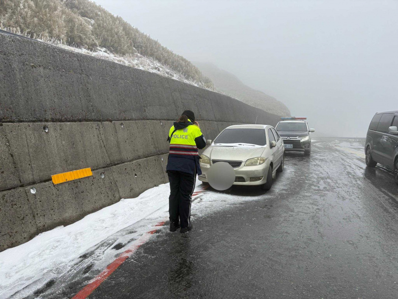 小編提醒用路人不要違規佔用道路。(圖/翻攝自臉書/「中橫路況交通資訊站」)