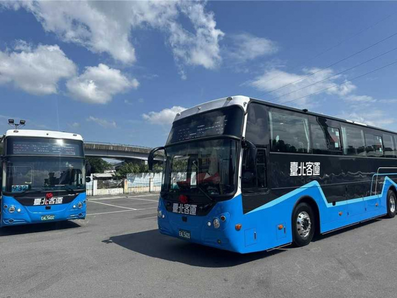 新北市不少跨區快速公車因為不得站位限制，目前仍使用傳統高地板四排座公車，導致身障者與長輩搭車不便。（圖／報系資料照）