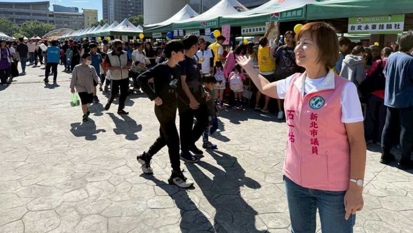 新北市議員石一佑（右）認為標明無障礙公車發車班次是保障身障者行的權利。（圖／翻攝自石一佑臉書）