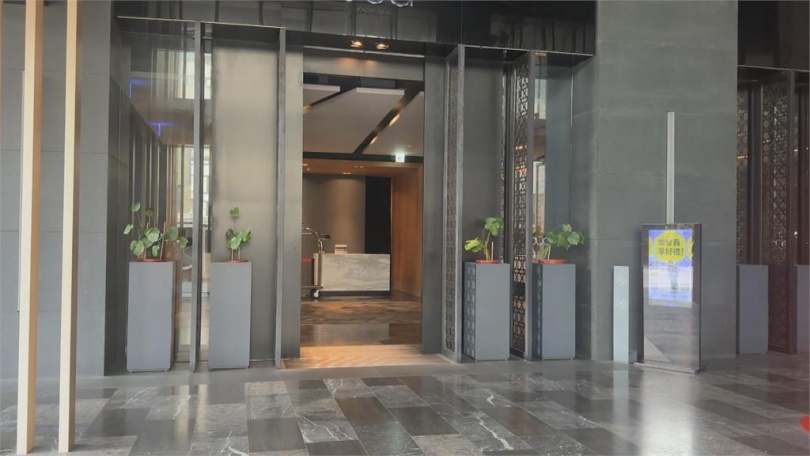 防彈少年團BTS將到高雄開演唱會，粉絲興高彩烈的提早訂房，沒想到竟突然被取消。（圖／民視新聞）