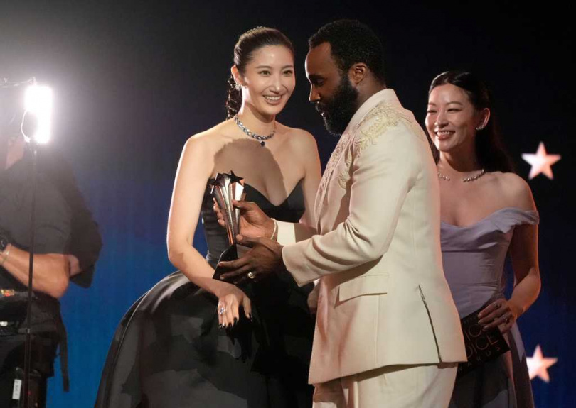 EJAE以《Kpop 獵魔女團》主題曲〈Golden〉奪下葛萊美獎，事業愛情雙得意。