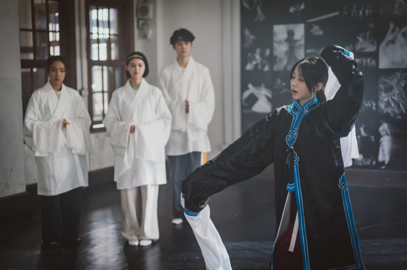 邵雨薇（右起）教導顏廷儒、陳昱廷和李雪戲曲唱法和身段。（圖／風暴國際提供）