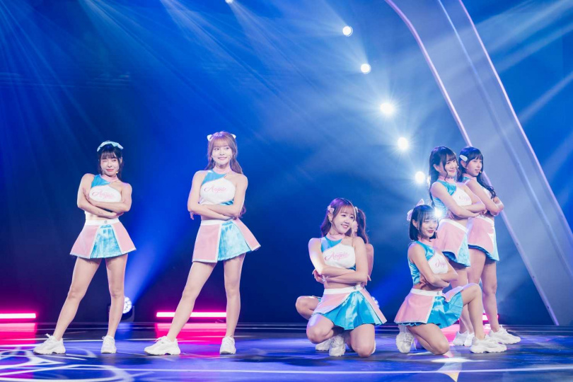 富邦悍將啦啦隊Fubon Angels帶來經典的「32撞」演出。(圖/緯來提供)