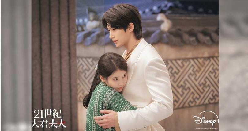 IU在劇中對邊佑錫展開強烈攻勢,還主動求婚。(圖/Disney+提供)