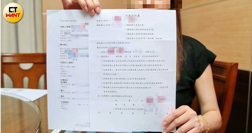 周氏夫妻目前僅具有「委託監護人」身分，雖然早已寫好對小樂的收養契約書，但因現行法令制度卡關。（圖／周志龍攝）