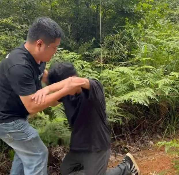 大陸湖南省茶陵男子尹文濤2016年面對罹患肝癌末期的小姨臨終託付，毅然承擔起照顧兩名年幼表弟的責任。（圖／翻攝自微博）