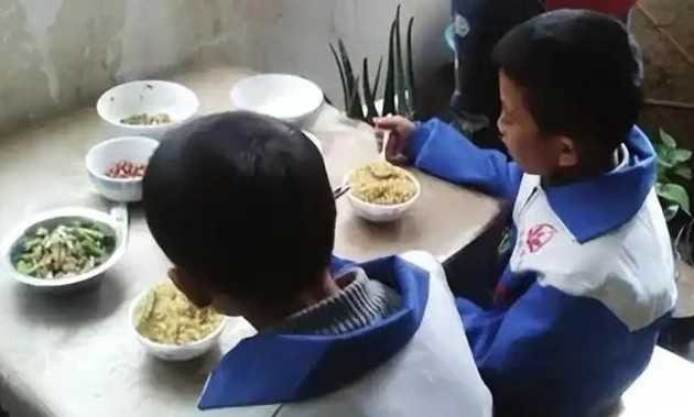 大陸湖南省茶陵男子尹文濤2016年面對罹患肝癌末期的小姨臨終託付，毅然承擔起照顧兩名年幼表弟的責任。（圖／翻攝自微博）