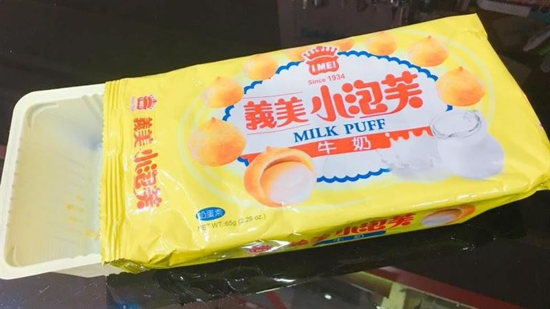 生產義美小泡芙的義美食品創立於1934年，是台灣歷史悠久的食品品牌，從漢餅起家，逐步發展成國內家喻戶曉的食品企業。（圖／翻攝自爆廢公社二館）
