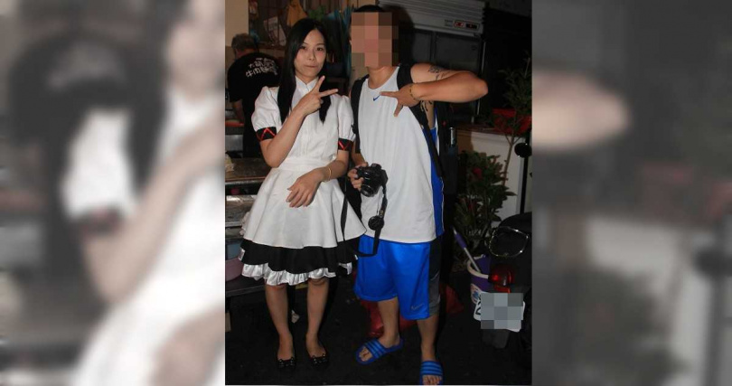 10年前牛肉麵店爆紅，不少粉絲紛紛前往與爆乳女直播主合影。（圖／報系資料照）