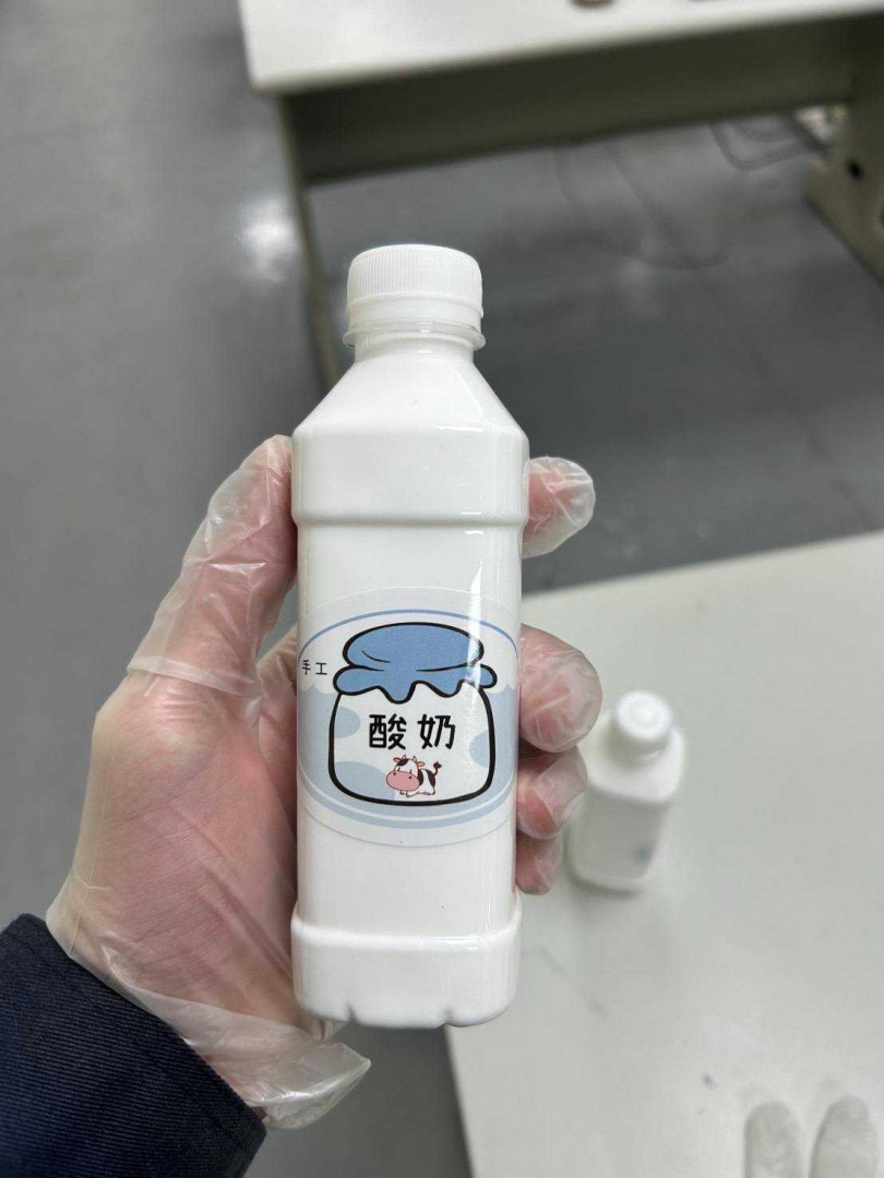 中國賣家更將大量液態疫苗混裝、外包裝偽裝成日常飲用的「酸奶」（優格）。（圖／海巡署提供）