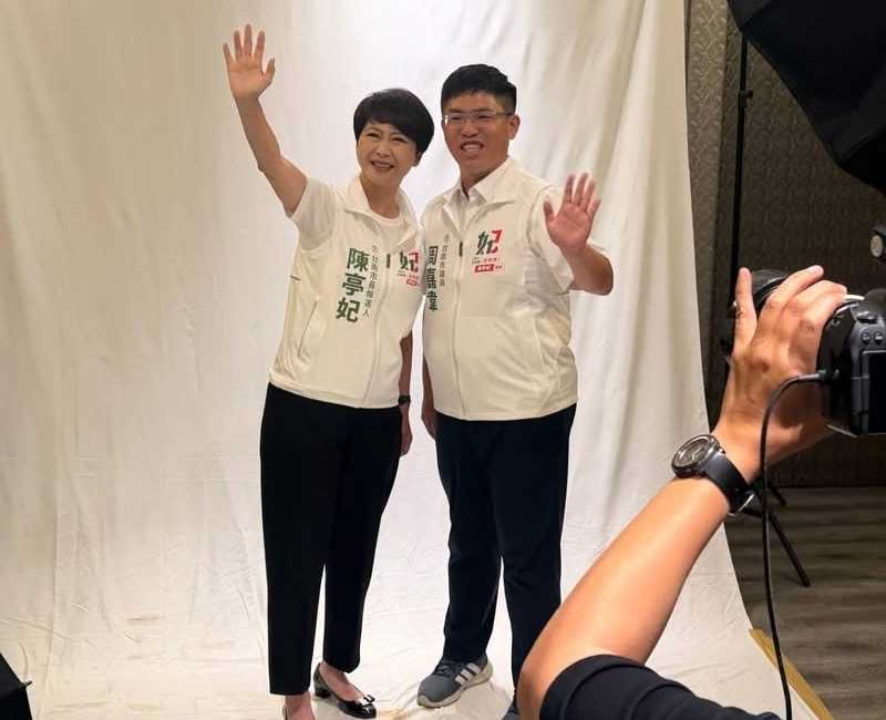 民進黨台南市長參選人陳亭妃(左),右為台南市議員周嘉韋。(圖/翻攝自陳亭妃臉書)