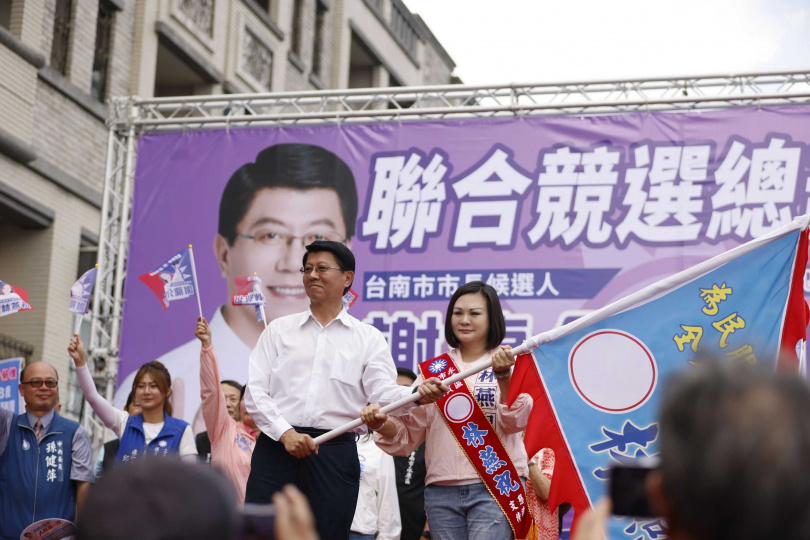 國民黨台南市長參選人謝龍介授戰旗給力拚五連霸的永康區市議員林燕祝。(圖/林燕祝提供)