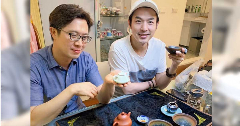 李威2020年因疫情返台，據悉他改行賣高檔茶具與翡翠生意。（圖／翻攝自張烜榮臉書）