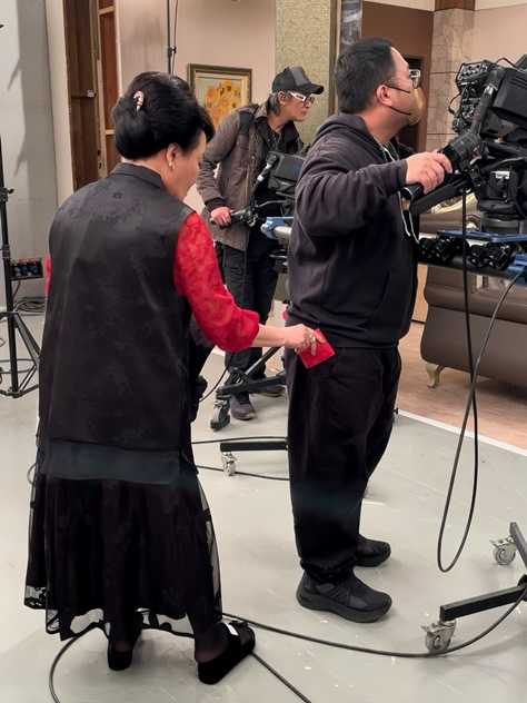 張琴偷塞開工紅包，讓工作人員覺得好暖心。（圖／三立）