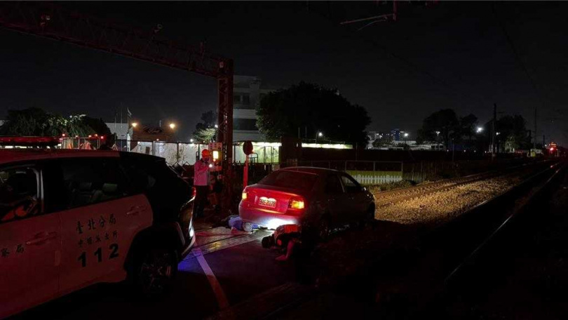 桃園市中壢區中鑄公園旁平交道，27日晚間7時許，1輛自小客車不明原因駛入鐵道內，後竟拋錨在鐵道上，造成台鐵嚴重誤點約1小時。（圖／翻攝照片）