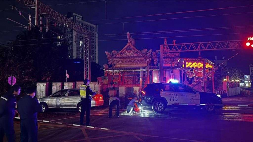 桃園市中壢區中鑄公園旁平交道，27日晚間7時許，1輛自小客車不明原因駛入鐵道內，後竟拋錨在鐵道上，造成台鐵嚴重誤點約1小時。（圖／翻攝照片）