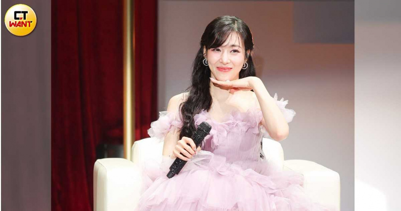 Tiffany養了一雙狗兒女，喜歡聞狗狗的腳掌味。（圖／林士傑攝）