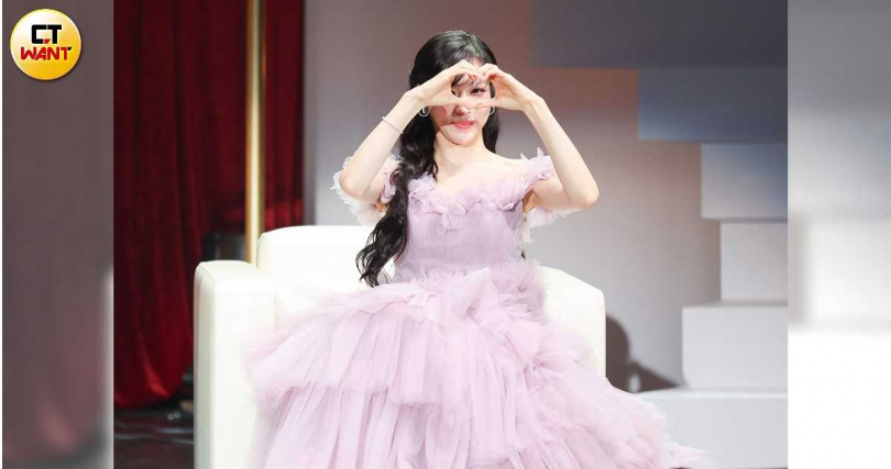 Tiffany應要求比出各式愛心。（圖／林士傑攝）
