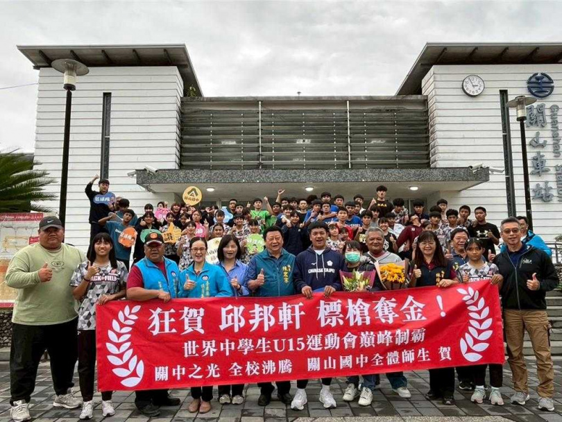 關山國中學生邱邦軒（前排左七）勇奪2025世界中學生U15運動會標槍金牌。（台東縣政府提供／蔡旻妤台東傳真）
