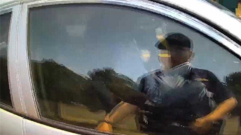 屏東28歲陳姓男子攜毒開贓車拒檢,沿途逆向闖紅燈跑給警察追,落網後不但遭警方開出59張罰單,還被依竊盜等4罪嫌送辦。(圖/警方提供)