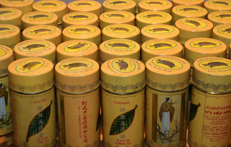 標示泰國柯成興茶行兩合公司的「萬壽香」鐵罐老茶。（圖╱吳德亮攝）