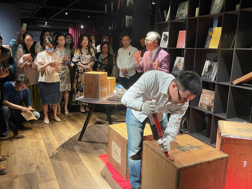 兩年前在古物鑑定專家秦嗣林、兩岸知名茶文化大師吳德亮的見證下，由逸春主人陳逸恩為「珍蘭鐵觀音」當場開箱。（圖╱吳德亮攝）