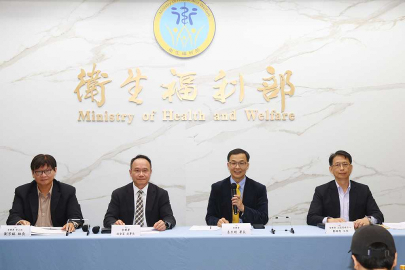 食藥署5日召開臨時記者會,由署長姜至剛(右二)親上火線對外說明,姜至剛強調,該批澳洲冷凍豬腳檢出微量,跟標準仍差了十倍,因此,食藥署在邊境是合法放行,但業者事後發聲明致歉、甚至表達要銷毀等行動,他只能表達尊重。圖左起為食藥署食品組組長劉芳銘、副署長林金富、署長姜至剛、北區管理中心主任鄭維智。(圖/報系資料照)