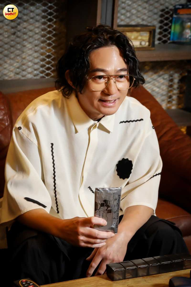 前源曾有憋尿崩潰的經驗,所以隨身帶著尿袋。(圖/侯世駿攝)