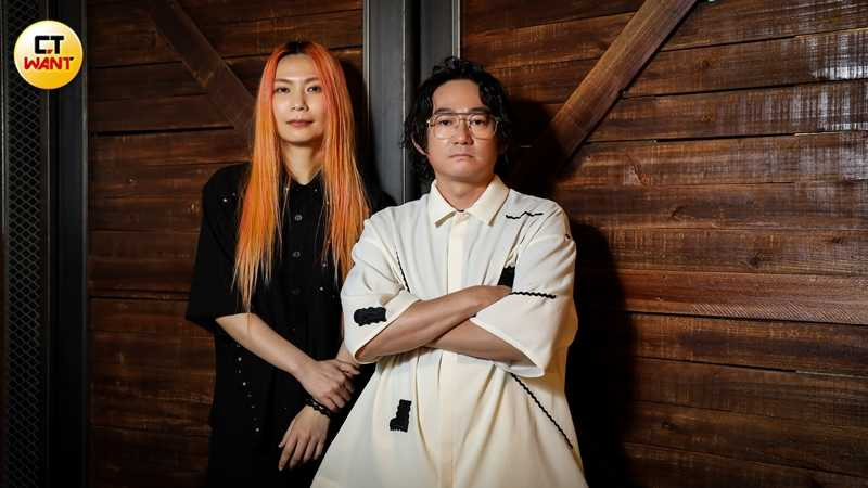 前源與惠婷都隨身帶著保健品。(圖/侯世駿攝)