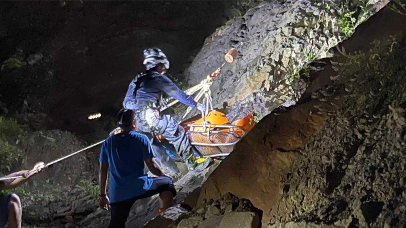 高雄桃源區山區在昨（18）日有72歲陳姓男子出門採野菜卻失蹤，警消於一處山谷底部發現陳男身影，但已明顯死亡。（圖／消防局提供）