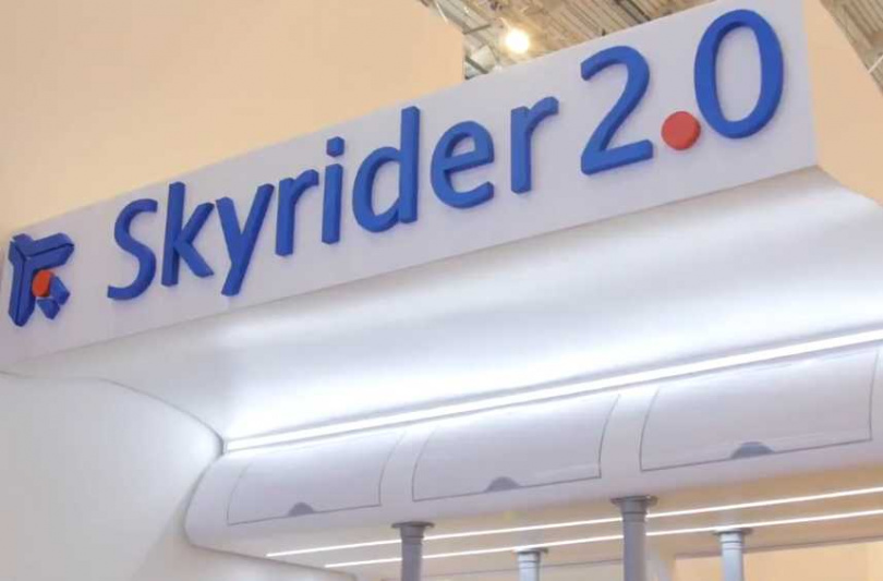 這款名為「Skyrider 2.0」的特殊座椅，讓乘客以45度角傾斜、維持半站姿勢，全程無法正常坐下。（圖／翻攝自X）