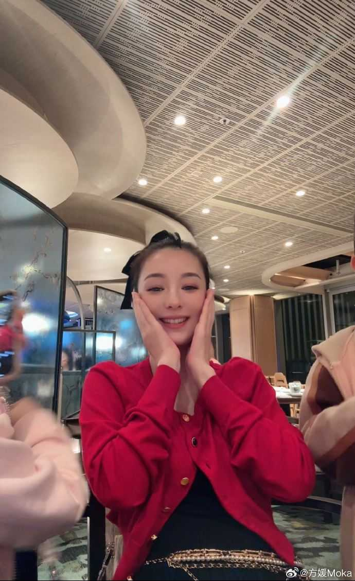 天王嫂方媛跟郭富城慶祝結婚八週年，被直擊小腹微凸。（圖／翻攝自微博）