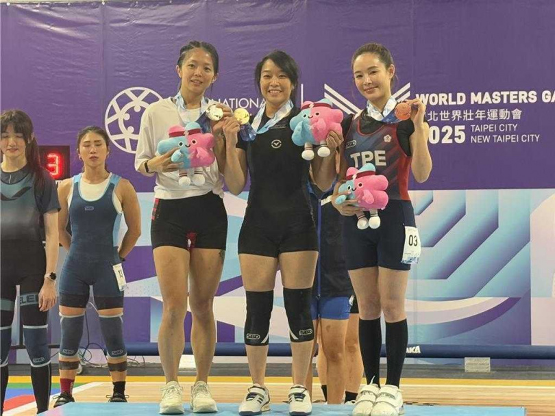 女星陳又榕（右）最終以抓舉33公斤、挺舉38公斤，總和71公斤的成績，拿下世壯運女子35歲舉重個人賽45KG組銅牌。（圖／中國時報陳君瑋攝）