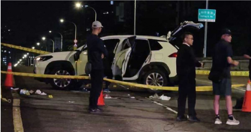 蔡男開著白色休旅車衝撞員警,車內還被查獲毒品。(圖/翻攝畫面)