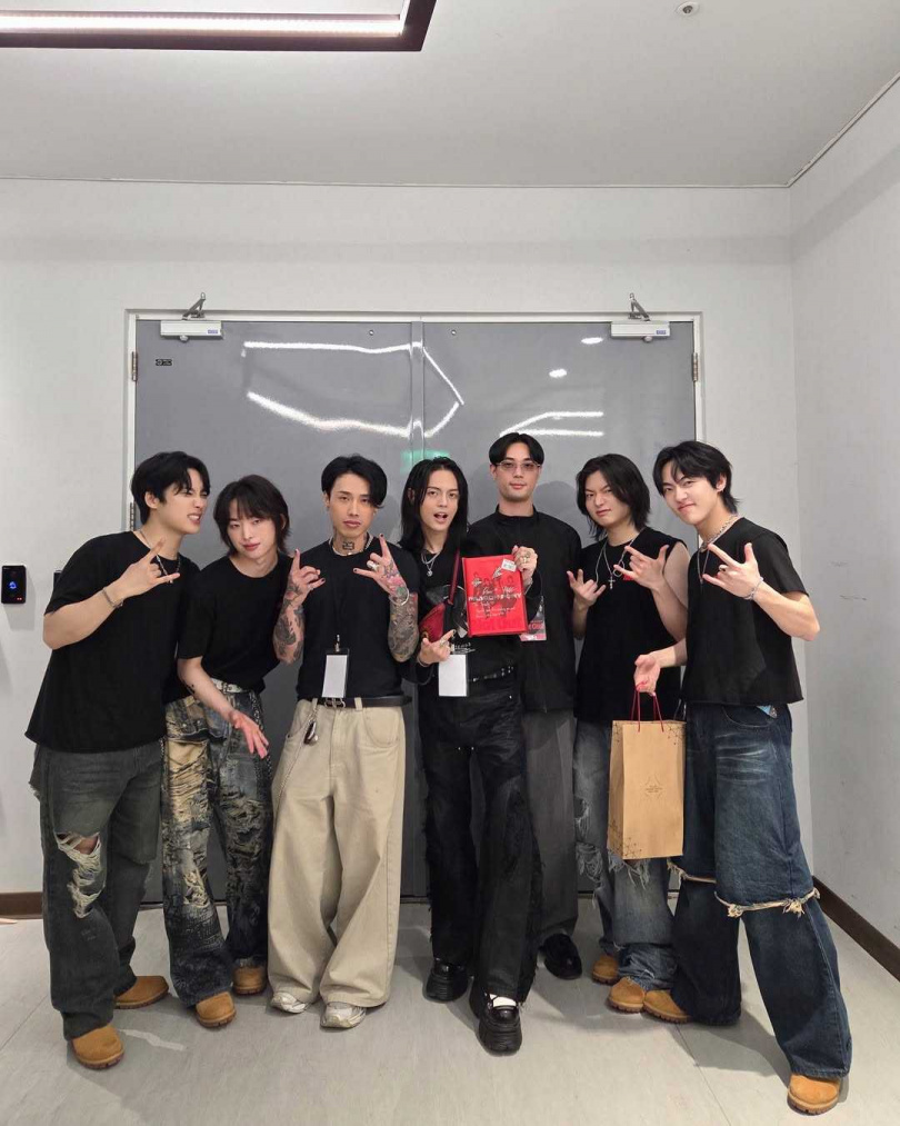 TRASH與Dragon Pony在演出後台合照。（圖／翻攝自Dragon PonyIG）