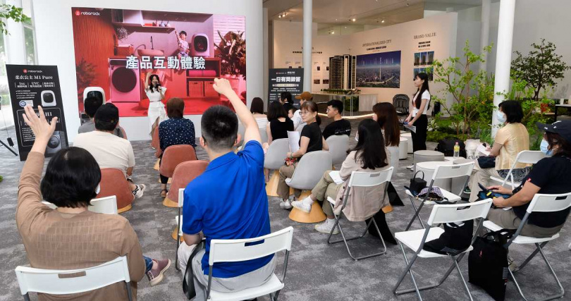 活動現場近百位民眾參與，吸引許多親子家庭、青埔居民共襄盛舉，居民不只享受交通、藝文活動的便利，更透過石頭科技的全系列產品與智慧居家、智慧城市更靠近（圖／石頭科技提供）。