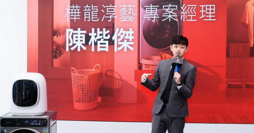 樺龍淳藝專案經理分享智慧宅趨勢，參觀的民眾可以實際體驗石頭科技的智慧家電與現場樣品屋結合，開啟都會精緻生活的想像 （圖／石頭科技提供）。