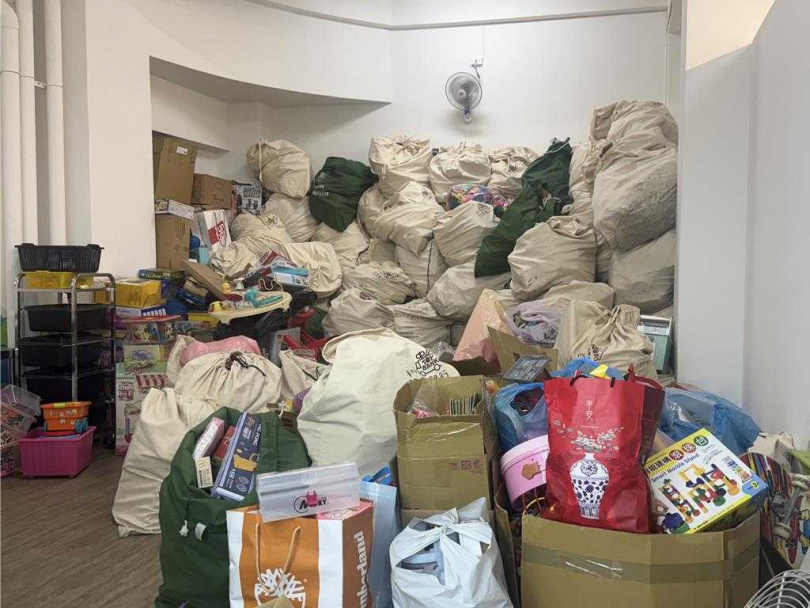 台中市玩具銀行推動二手玩具回收與再生，四面八方捐贈的玩具堆積成山。（圖／中國時報潘虹恩攝）