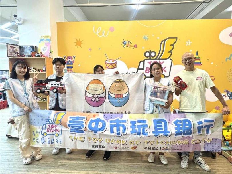 台中市玩具銀行推動二手玩具回收與再生，由一群熱心志工與3位工作人員，1周5天接力處理堆積成山的舊玩具，賦予玩具新生命。（圖／中國時報潘虹恩攝）