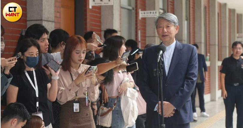 經濟部長郭智輝（右）直指對美關稅談判持續進行中。（圖／趙世勳攝）